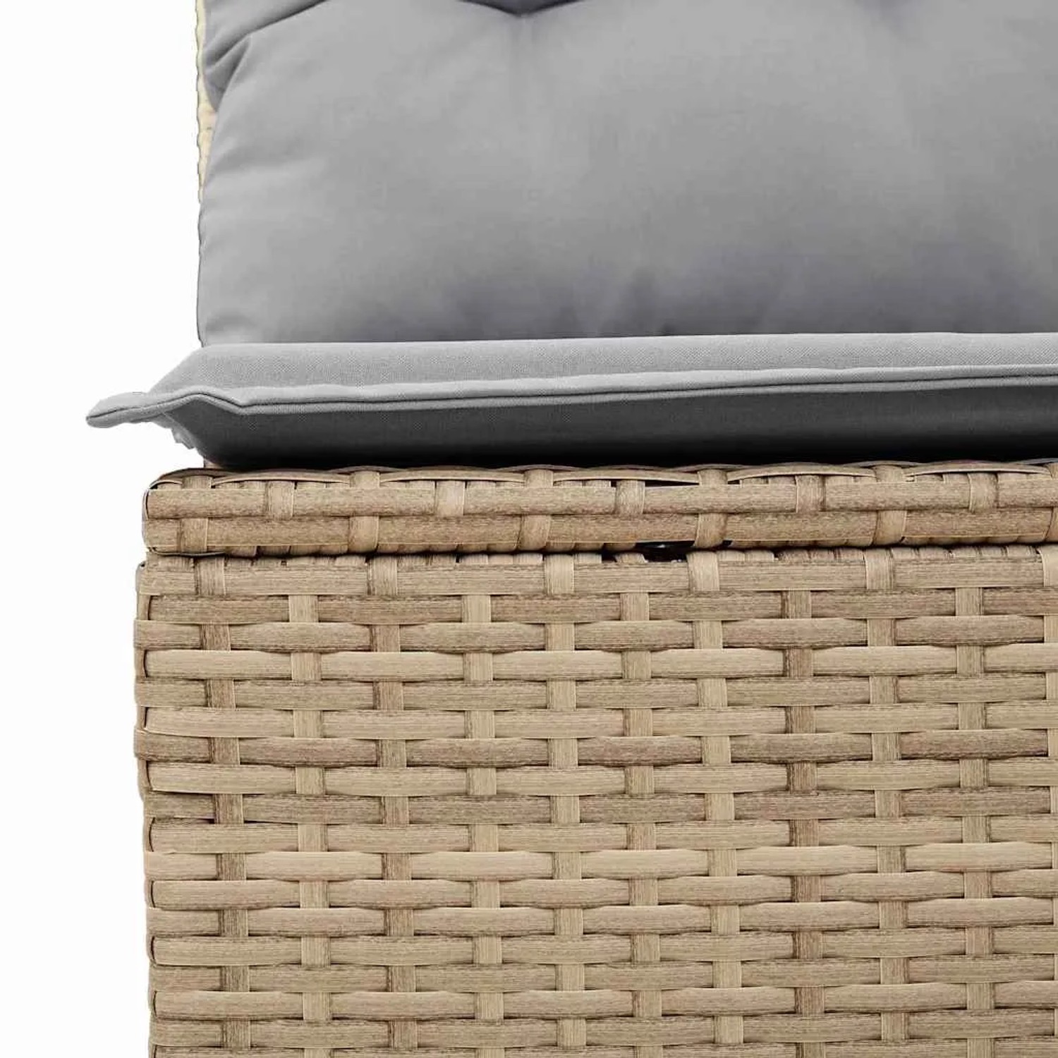 Detailaufnahme: Beige Poly Rattan Gartenmöbel Set mit grauen Kissen.