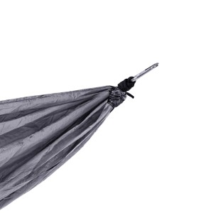 Detailaufnahme: Dunkelgraue Svita Hängematte mit Befestigung für Outdoor Camping.