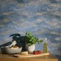 A.S. Creation Vliestapete Abstrakt Landschaft Dunkelblau im Wohnraum mit Esstischdekoration.