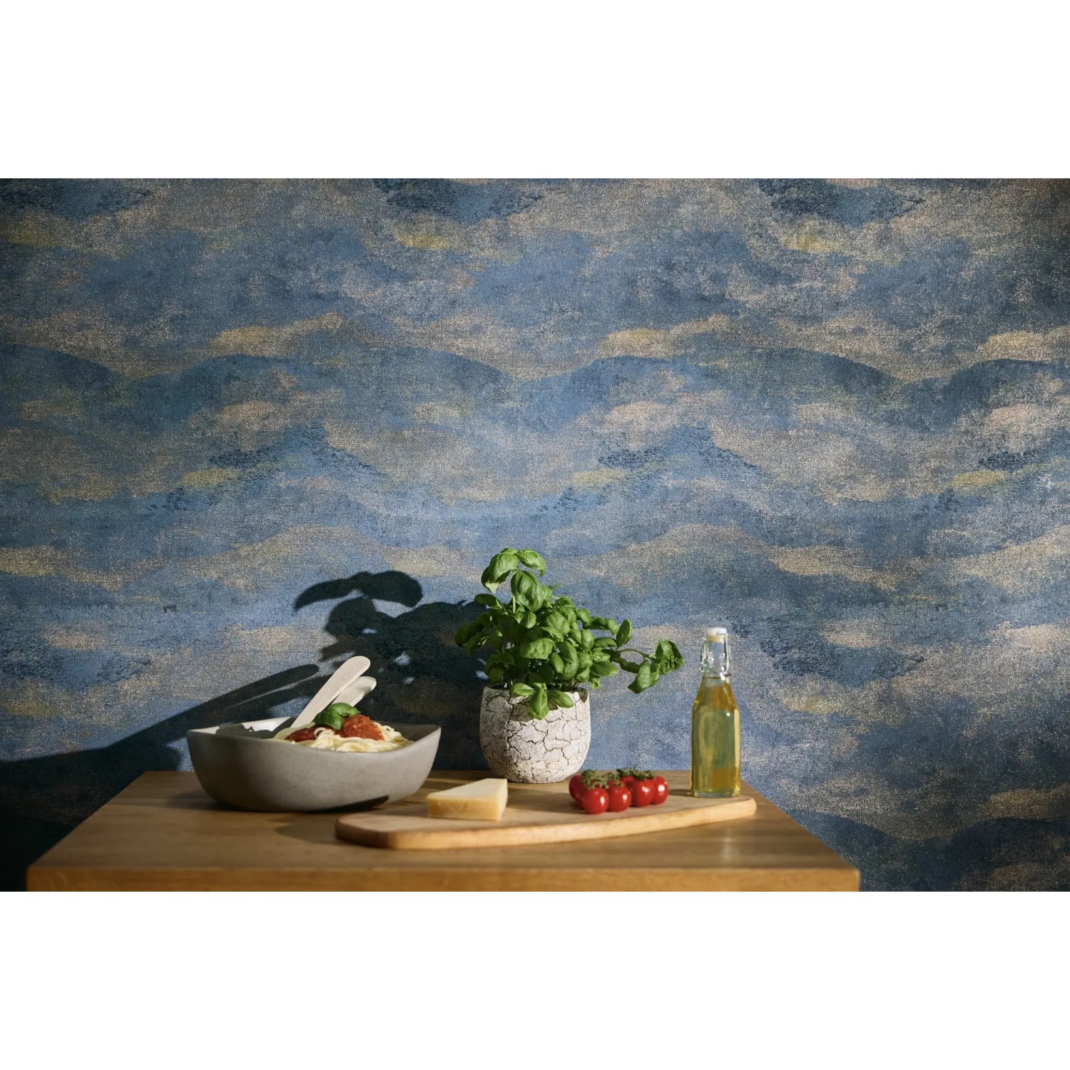 A.S. Creation Vliestapete Abstrakt Landschaft Dunkelblau im Wohnraum mit Esstischdekoration.
