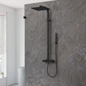 Schwarzes, eckiges Aufputz-Duschsystem mit Thermostat von Kronenbach im modernen Bad.