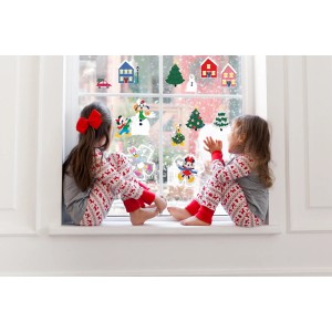 Komar Fenstersticker-Set Mickey Mouse Joyful mit weihnachtlichen Motiven am Fenster.