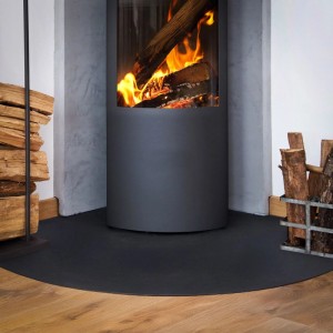 Schwarze Tulup Kaminbodenplatte aus Stahl unter Kaminofen als Brandschutz.