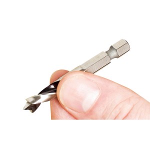 Holzbohrer aus dem LUX Holz-Bohrersatz mit 6-Kant Schaft in Hand gehalten.