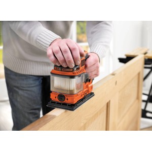 Black+Decker DUOSAND Schwingschleifer KA330EKA im Einsatz auf Holz, mit Staubfangbehälter.
