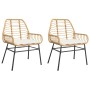 Zwei braune vidaXL Gartenstühle aus Poly Rattan mit cremeweißen Kissen und schwarzem Stahlgestell.