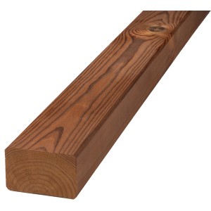 Braun gebeizte Unterkonstruktion aus Thermokiefer für Terrassendielen, 4,5 x 7 x 250 cm.