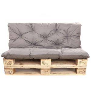 Graues Palettenkissen-Set mit Sitz- und Rückenkissen auf Holzpaletten für Gartenmöbel und Lounge-Bereiche.