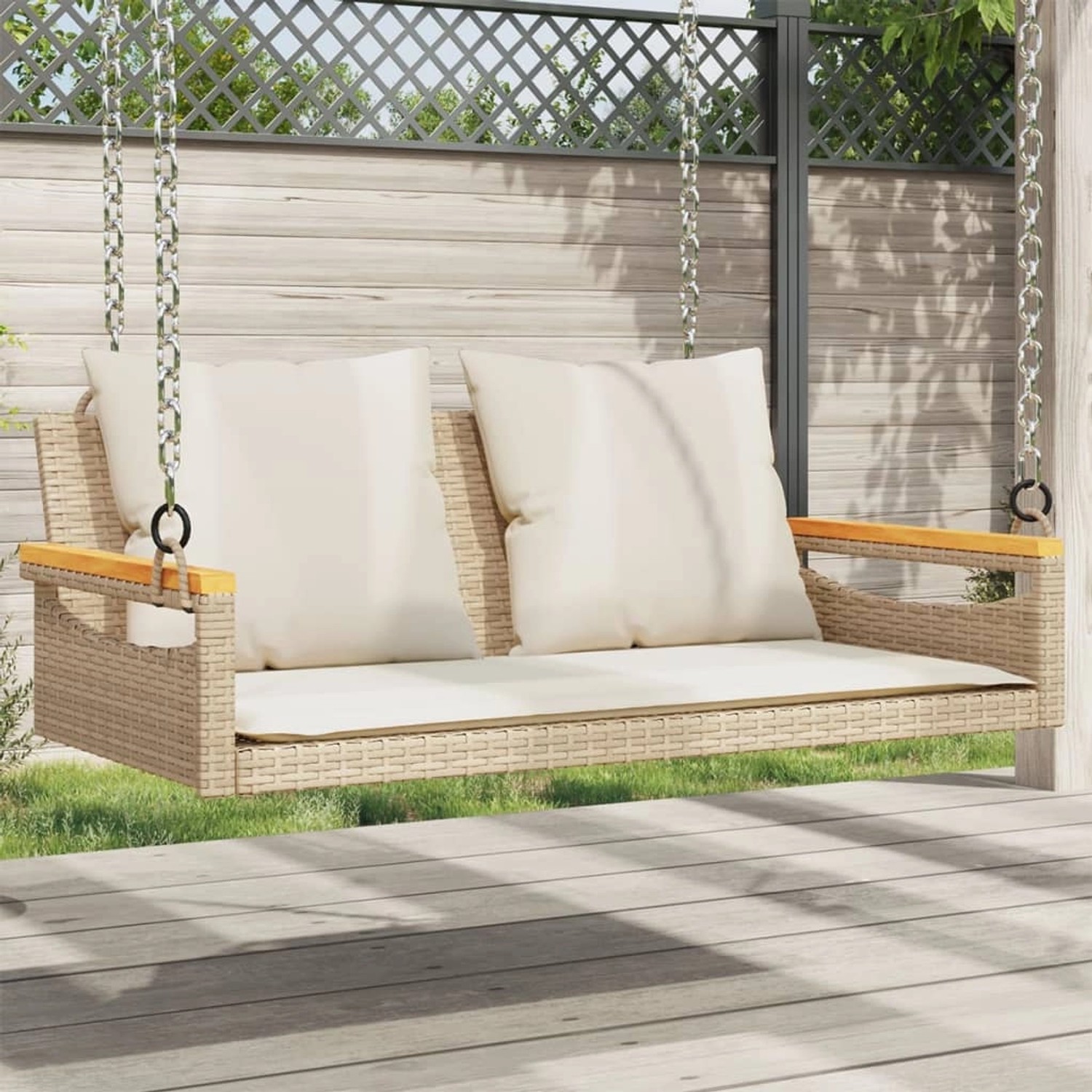 Beige Hängebank aus Polyrattan mit Kissen, Teil der Kategorie Gartenbänke.