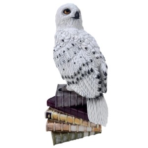 Harry Potter Hedwig Statue (44cm) als Gartendeko auf Bücherstapel.