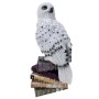 Harry Potter Hedwig Statue (44cm) als Gartendeko auf Bücherstapel.