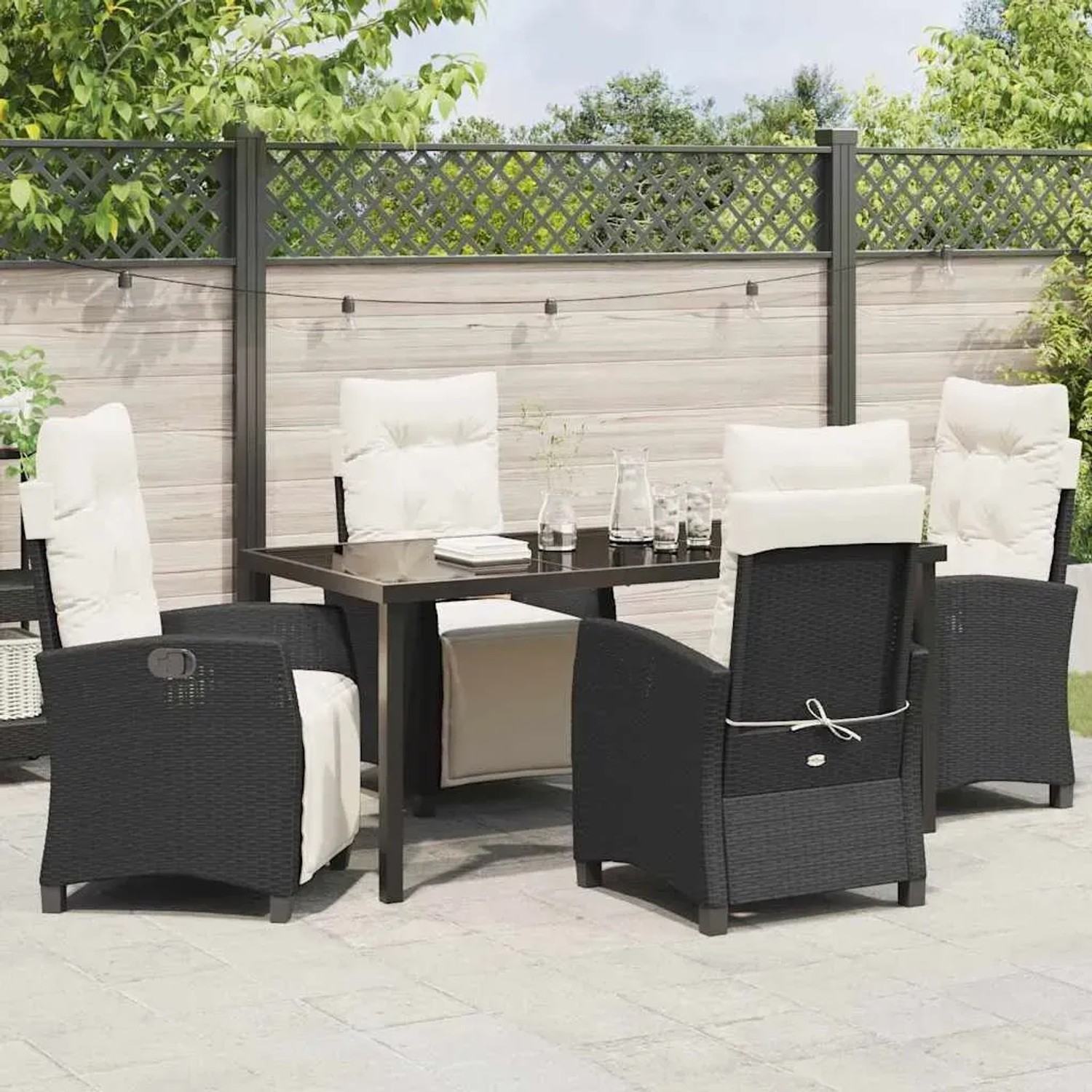 Schwarze 5-tlg. Garten Essgruppe aus Poly Rattan mit Tisch und Stühlen mit Auflagen.