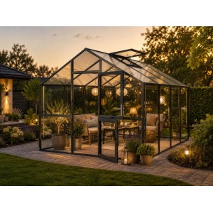 Modernes KGT Ortasia IV Gewächshaus Anthrazit-Grau im Garten, mit offener Tür, Dachfenster und gemütlicher Einrichtung.