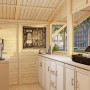Innenansicht Palmako Stella Gartenhaus: Grau, mit Theke, Kasse und Tafel. Holz-Gartenhaus.