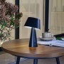 Dimmbare LED Solarleuchte Lirinor in Schwarz für Garten und Terrasse.