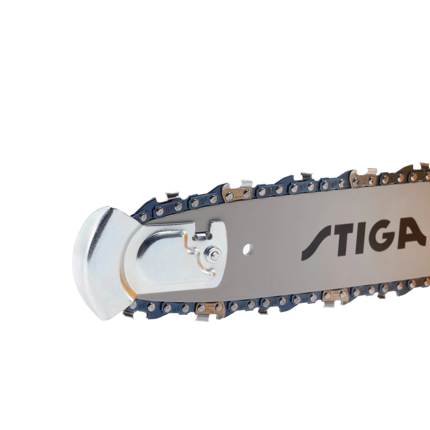 Detailaufnahme: Schwert und Kette der Stiga Akku-Kettensäge CS 100er mit Spitzenschutz.