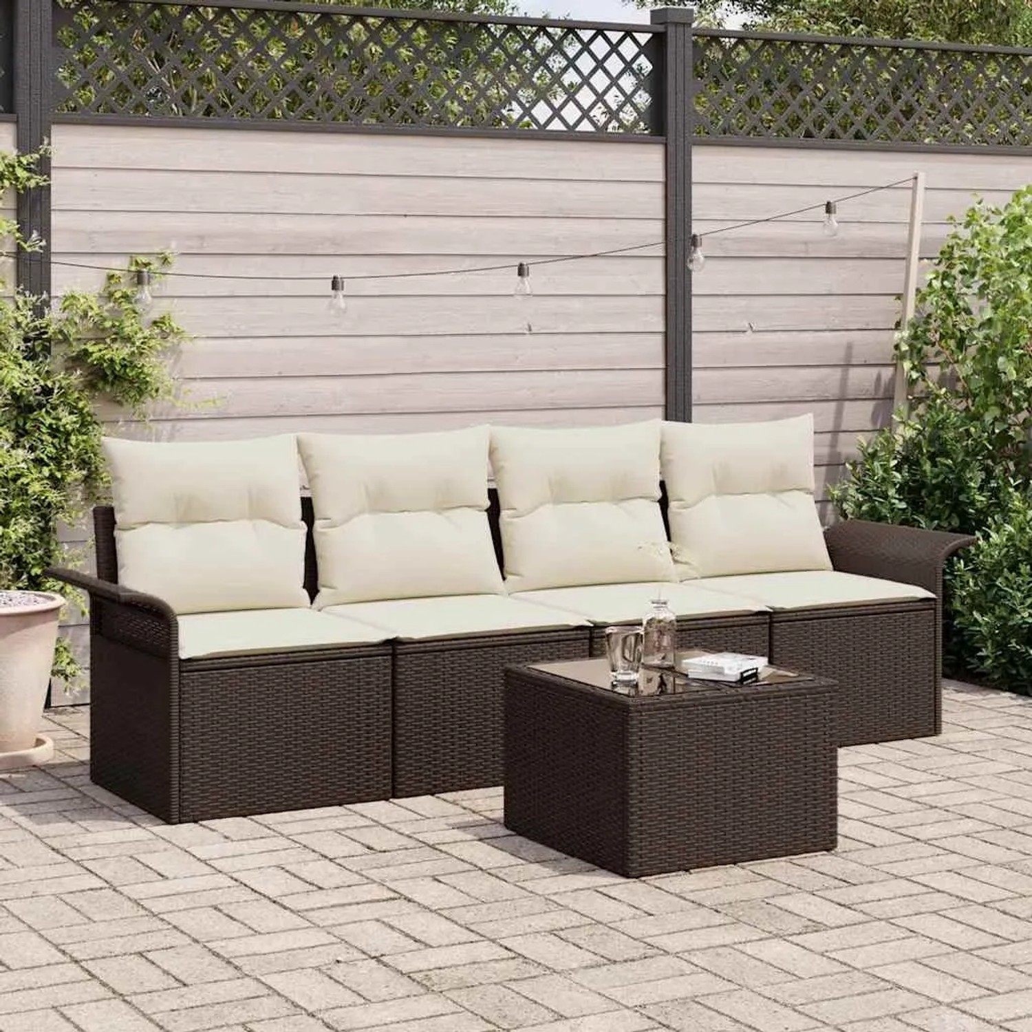 Braunes 5-tlg. vidaXL Garten-Sofa-Set aus Poly Rattan mit Tisch und cremefarbenen Polstern.