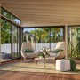 Innenansicht: Palmako Holz-Gartenhaus mit Pultdach, naturbelassen, mit Sitzgruppe. Ideal als Gartenpavillon.