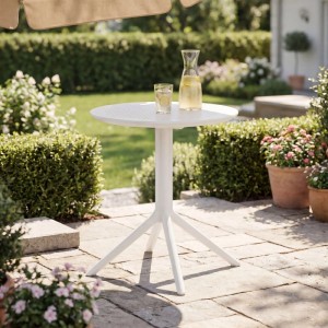 Weißer runder CLP Klapptisch Sky aus Kunststoff auf Terrasse. Gartentisch mit Getränken, umgeben von Pflanzen.