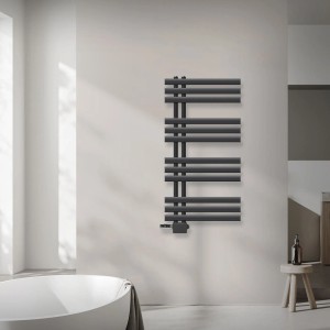 Anthrazitfarbener LuxeBath Badheizkörper mit Thermostat und Anschlussgarnitur im modernen Bad.