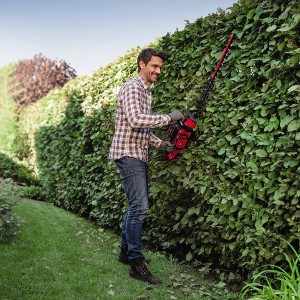 Mann schneidet Hecke mit Einhell Akku-Heckenschere GE-CH 36/65 Li-Solo. Leistungsstark und kabellos.
