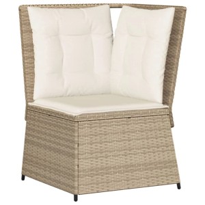 Beiges Furnicato Garten-Ecksofa aus Polyrattan mit cremeweißen Kissen.