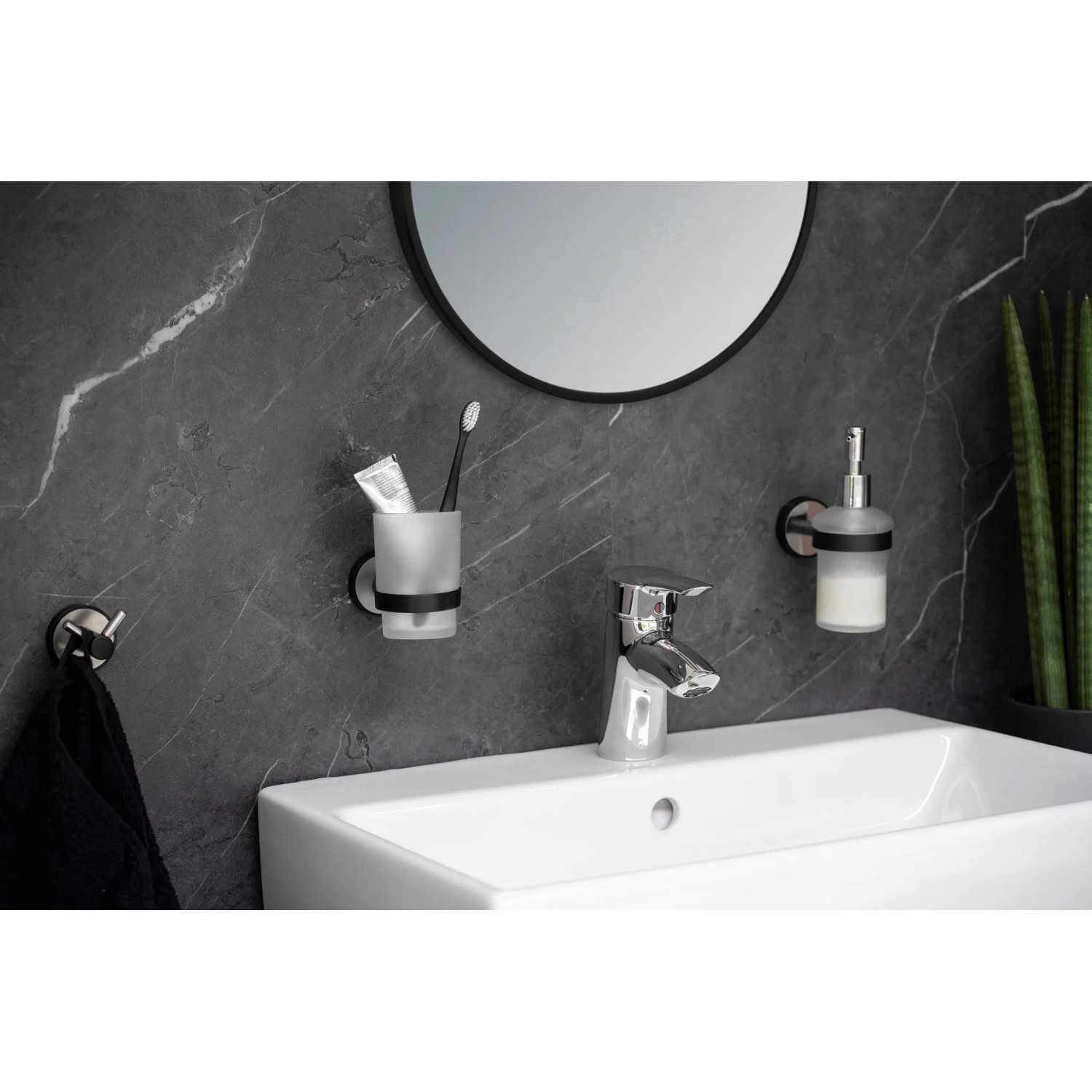 WENKO Wandhaken Duo Udine UV-Loc® aus Edelstahl, gebürstet, zur Handtuchaufhängung im Bad.