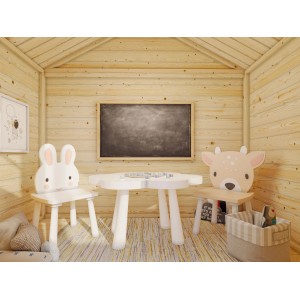 Gemütliches Palmako Toby Holzspielhaus innen mit Kindertisch, Hasen- und Hirschstuhl. Eine Tafel hängt an der hellen Holzwand.
