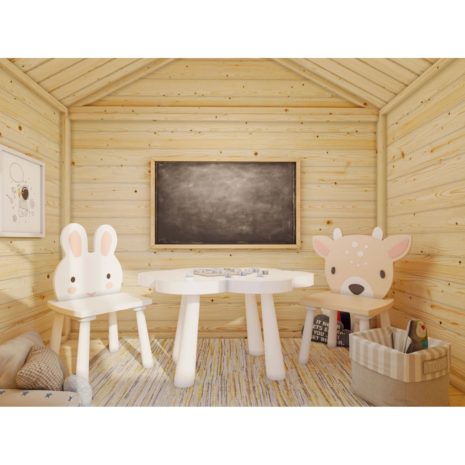 Gemütliches Palmako Toby Holzspielhaus innen mit Kindertisch, Hasen- und Hirschstuhl. Eine Tafel hängt an der hellen Holzwand.