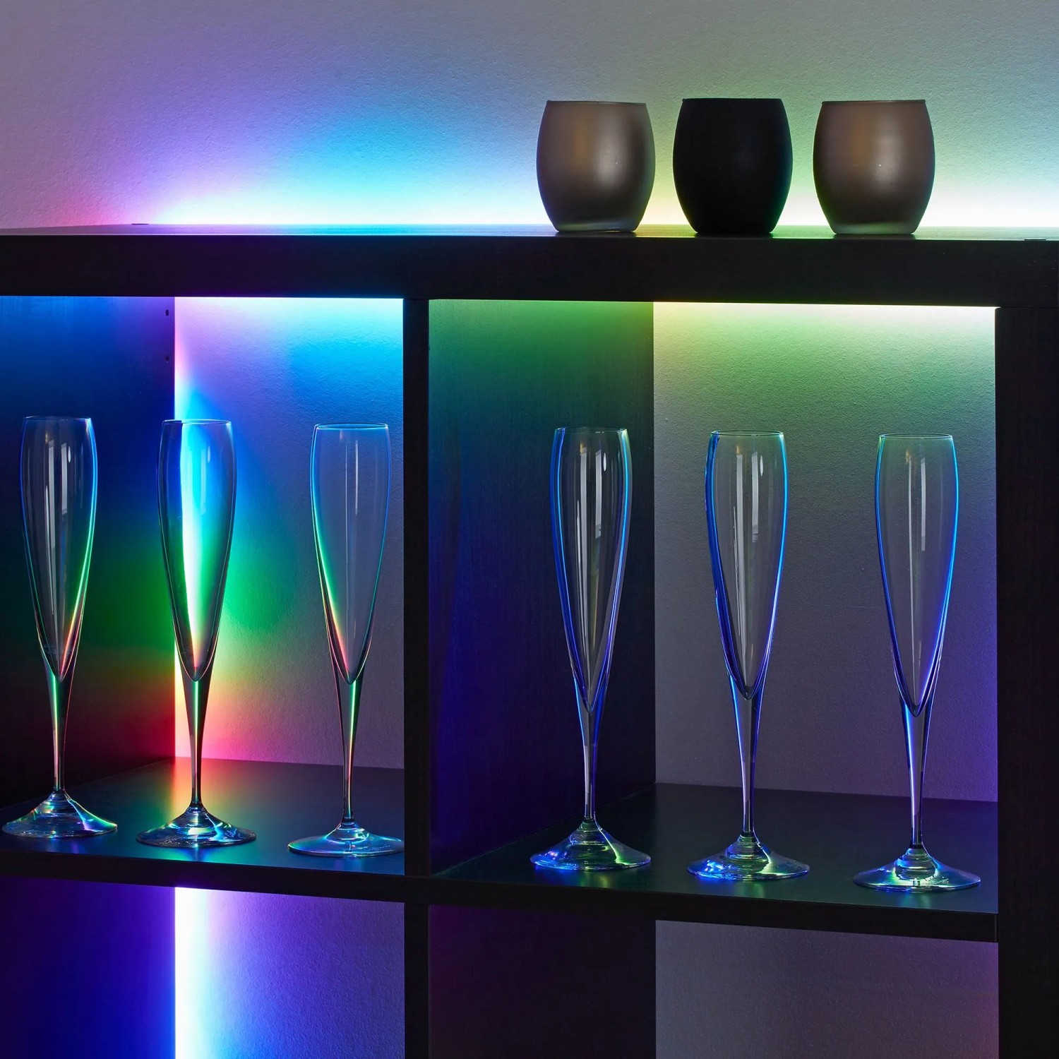 Brilo LED-Strip RGB, 5m, mit Gläsern und Deko auf Regal, Farbwechsel