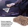 Hand reinigt dunkles Auto mit beigem Mikrofaser Autowaschhandschuh. Ideal für Autopflege, saugstark & waschmaschinenfest.