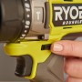 Nahaufnahme des Ryobi RPD18BL2-0 Akku-Schlagbohrschraubers in Aktion.