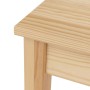 Detail der Massiv-Kiefernholz-Oberfläche des Esszimmer-Sets. Natürliche Maserung, Landhausstil.