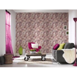 Wohnraum mit Vliestapete Rosen in Rosa-, Mauve- und Cremeweißtönen.