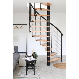 Minka Spindeltreppe Helios Buche-Schwarz im Raum, mit Holzstufen und schwarzem Geländer.