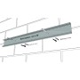Montage Bruns Gerätehalter: Graue Aluminiumschiene mit Schrauben an Ziegelwand. Bohrmaße 6mm für Werkstatteinrichtung.
