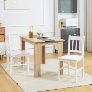 Zwei weiße HOMCOM Esszimmerstühle aus Holz mit Lattenrückenlehne an einem hellen Esstisch. Modernes 2er Set Küchenstühle.