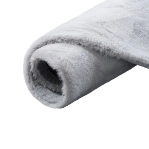 Gerollter, hellgrauer Pergamon Luxus Fellteppich Plush, 120x120cm, super soft.