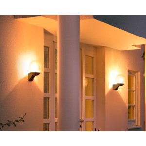 Schwarze Steinel Außenwandleuchte L 585 S mit Bewegungsmelder an Hauswand.