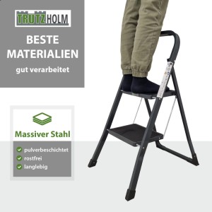 TRUTZHOLM Trittleiter mit 2 Stufen, klappbar, anthrazit, mit Person auf oberster Stufe.