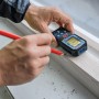 Bosch Professional GLM 40-31 Laser-Entfernungsmesser im Einsatz beim Messen und Markieren.