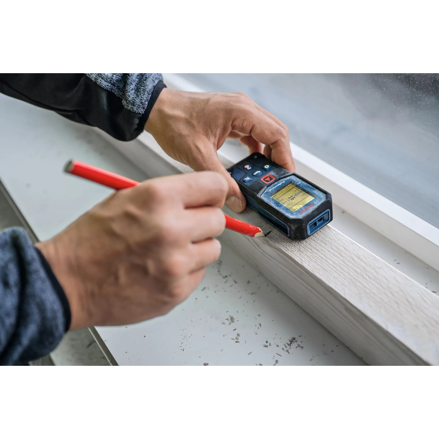 Bosch Professional GLM 40-31 Laser-Entfernungsmesser im Einsatz beim Messen und Markieren.