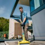 Mann reinigt Terrasse mit Gloria MultiBrush XL Elektro-Oberflächenbürste. Gartenhandgerät mit XL-Arbeitsbreite.