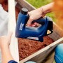 Rapid Akku-Tacker BTX530 im Einsatz beim Befestigen von Holzleisten.