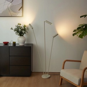 Moderne beige QAZQA Thomas Stehleuchte mit 3 verstellbaren GU10 Lichtern im Wohnzimmer. Ideal für Leseecke.