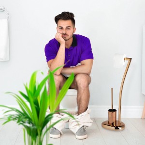 Freistehende Relaxdays WC Garnitur aus kupferfarbenem Edelstahl mit Bürsten- und geschwungenem Toilettenpapierhalter im Bad.