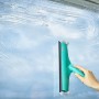 Leifheit Fensterwischer Window & Frame Cleaner L in Aktion beim Fensterputzen.