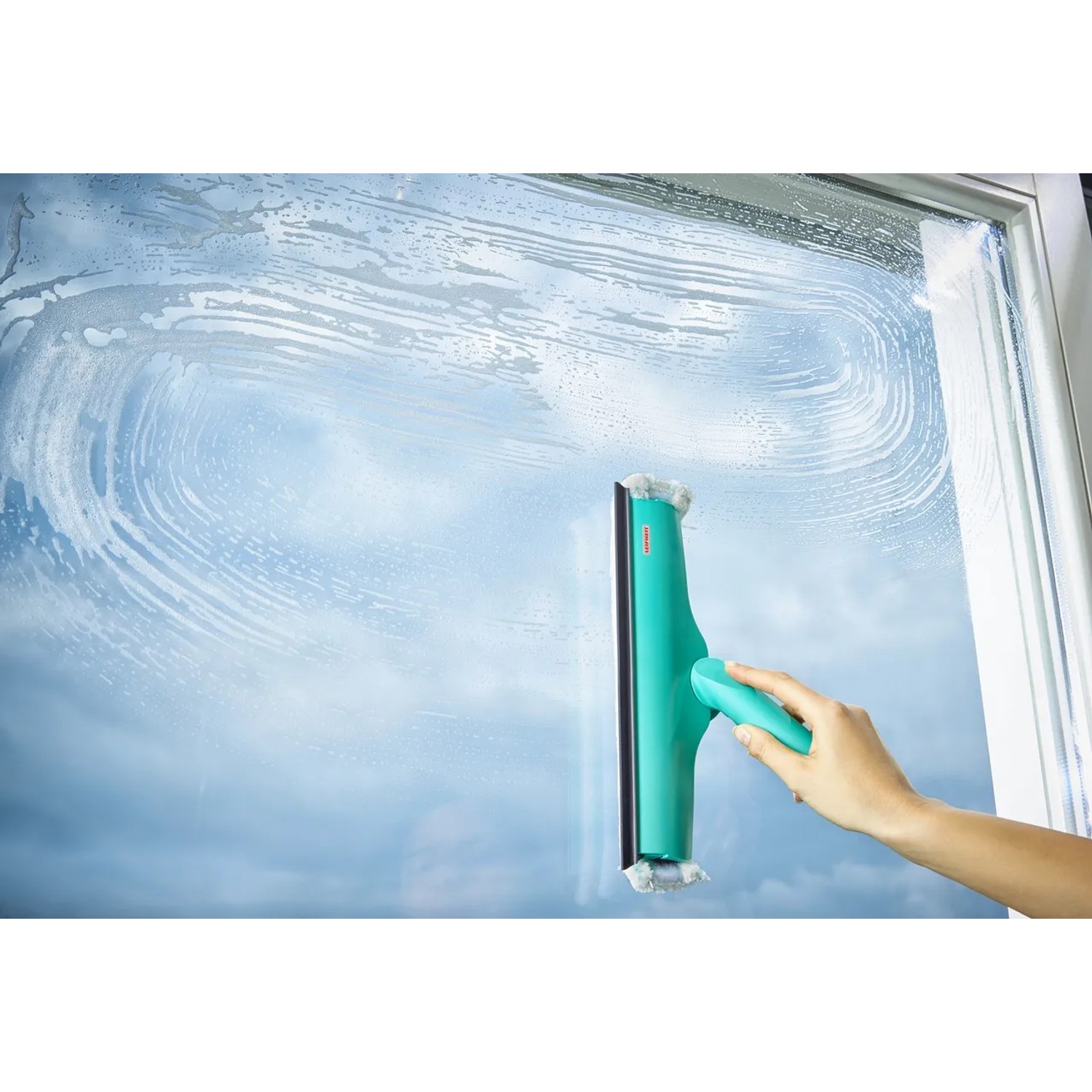 Leifheit Fensterwischer Window & Frame Cleaner L in Aktion beim Fensterputzen.