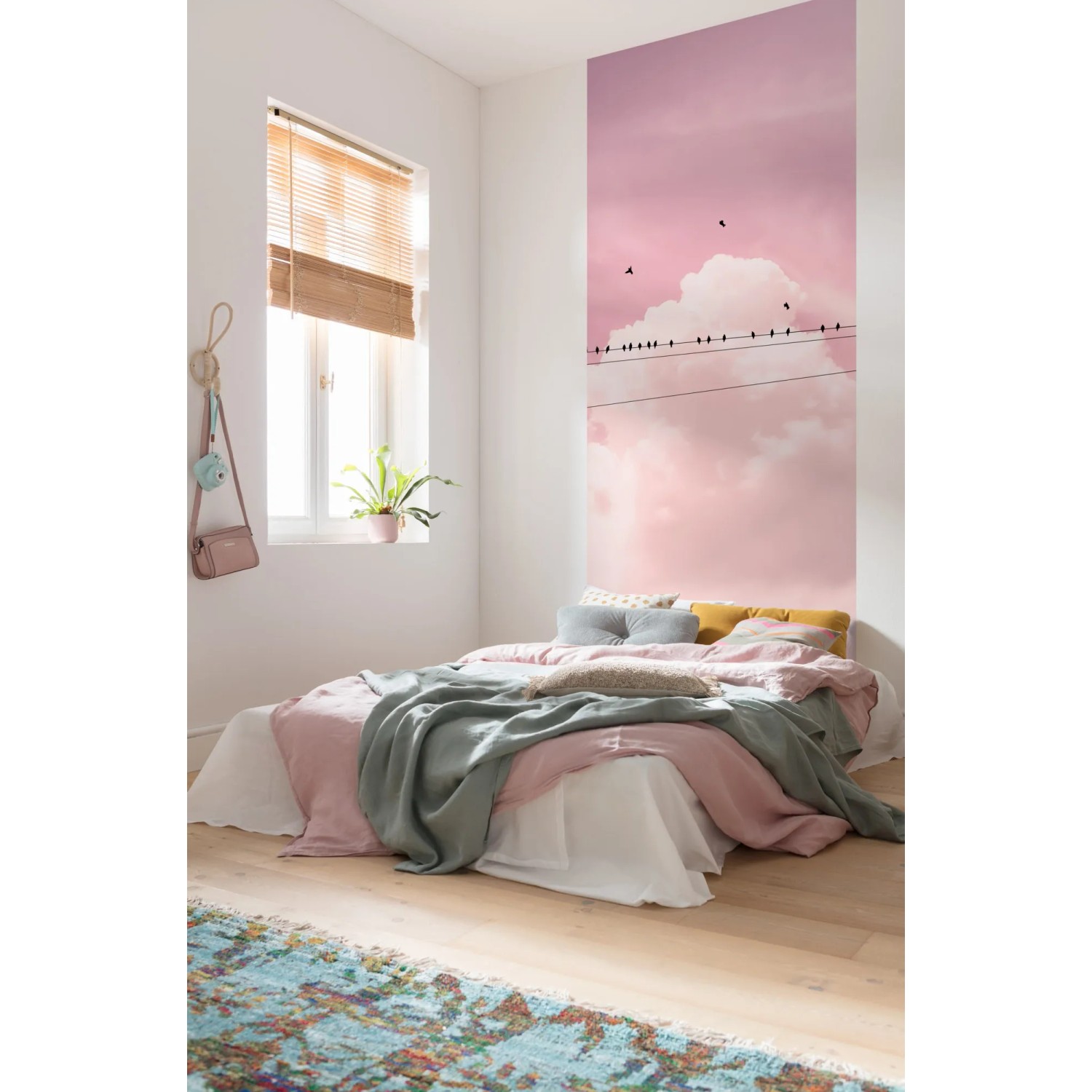 Komar Vlies Fototapete Cloud Wire Panel im Schlafzimmer mit rosa Wolken und Vögeln.