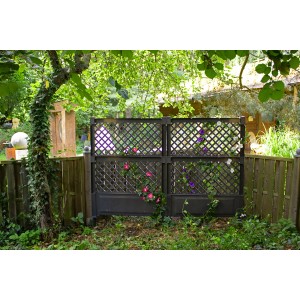Anthrazitfarbenes KHW Spalier 2er-Set mit Erdspieß im Garten, teilweise mit Blumen bewachsen.